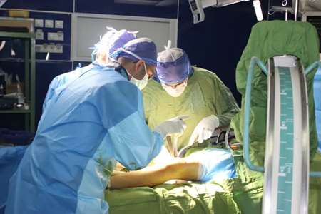  انجام موفق عمل تعویض مفصل زانو بعداز مدتها وقفه توسط جراح فوق تخصص زانو در این بیمارستان 